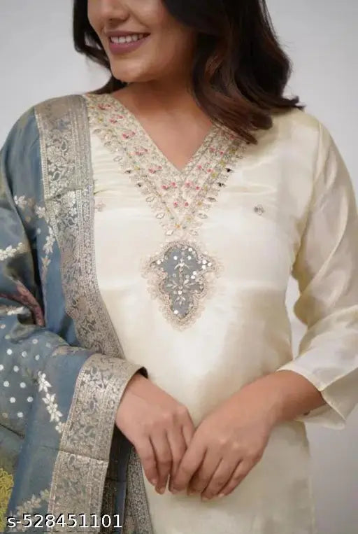 women’s kurta pants and dupatta seth
